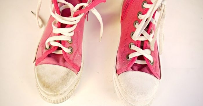 Clean old sneakers with this easy shoe hack!