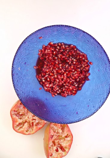 I am so eating pomegranates regularly now that I know THIS hack! 