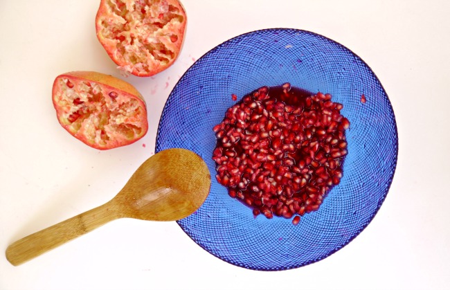 I am so eating pomegranates regularly now that I know THIS hack! 