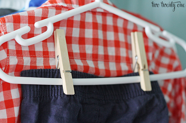 Idea to organize baby clothes with clothing pins to keep outfits together