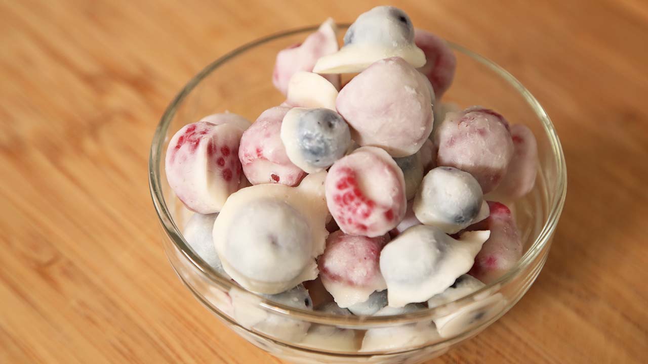 frozen yogurt berries