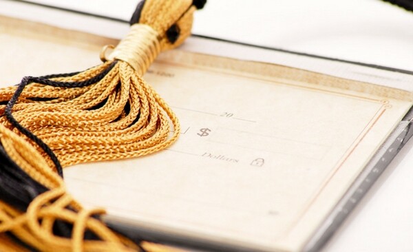 Perfect Graduation Gifts to Celebrate the End of their College Years (1)
