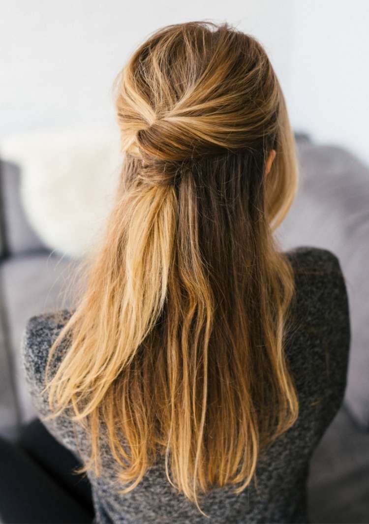 Love this casual half up half down style  Cabelo despenteado Penteados  Cabelo