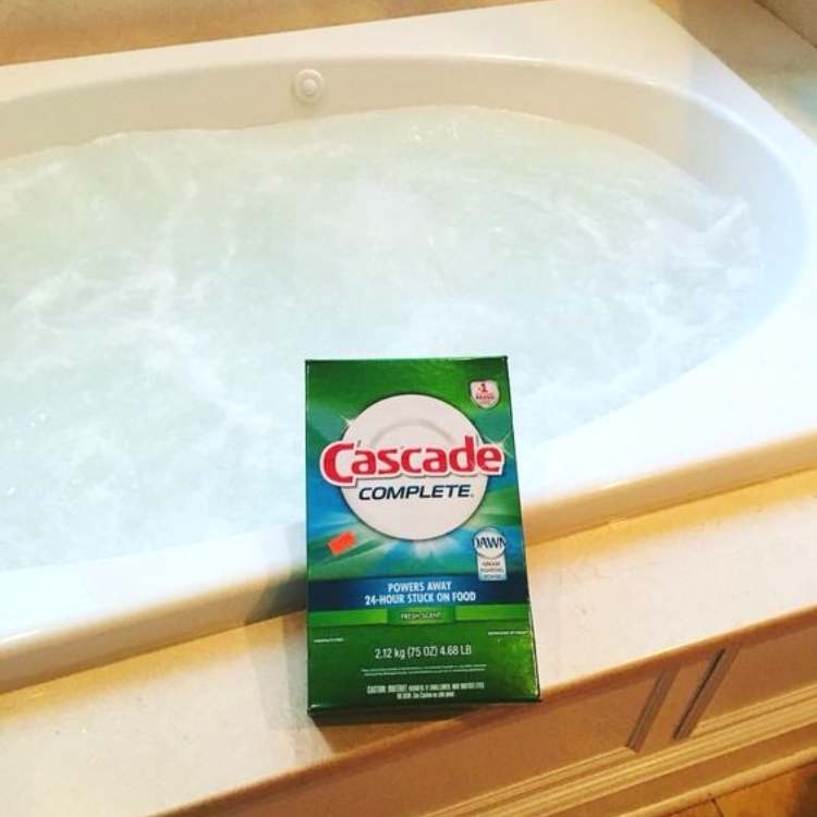 Cascade dishwasher detergent for jetted tub