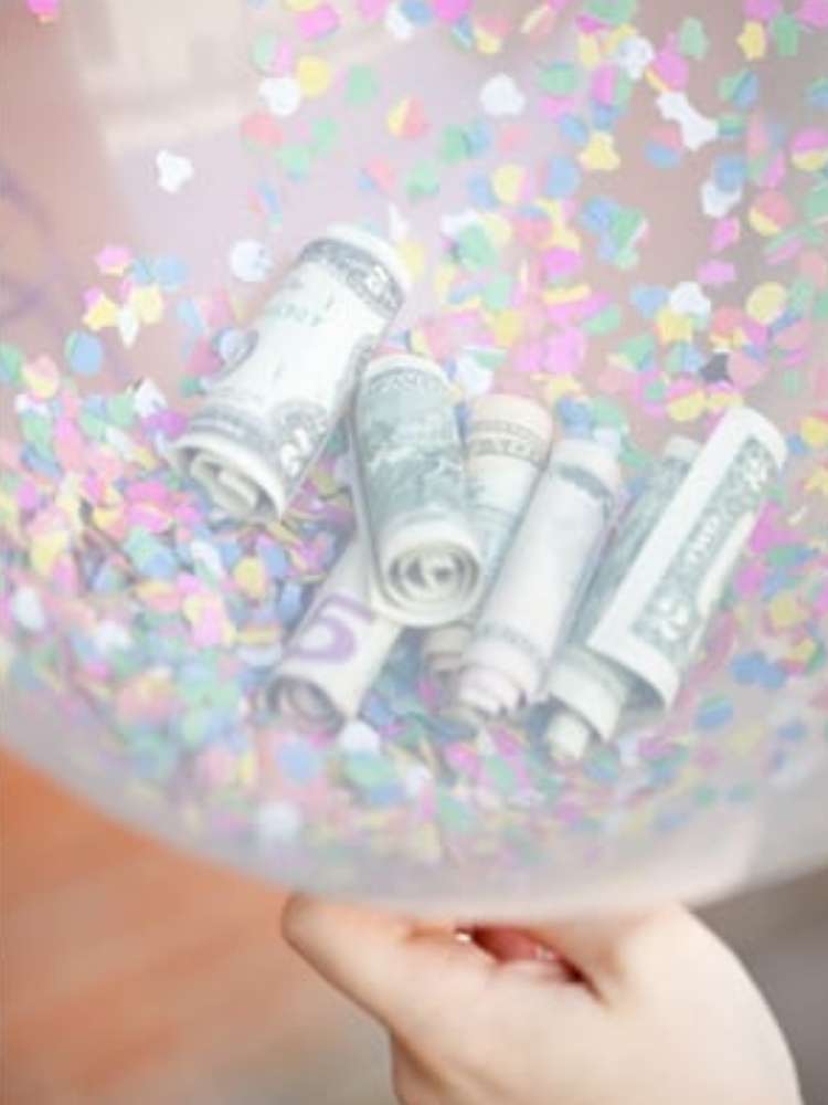 Unique and fun money gift ideas- money and confetti in a balloon