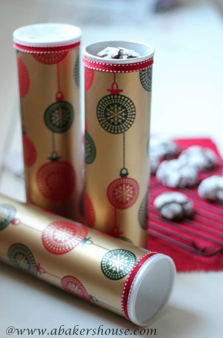  Pringles Can Hacks Pringles cans wrapped in christmas decorative paper used as a cookie holder.