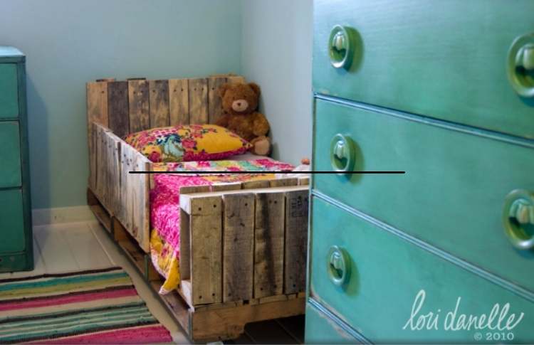 DIY pallet ideas for a toddler bed