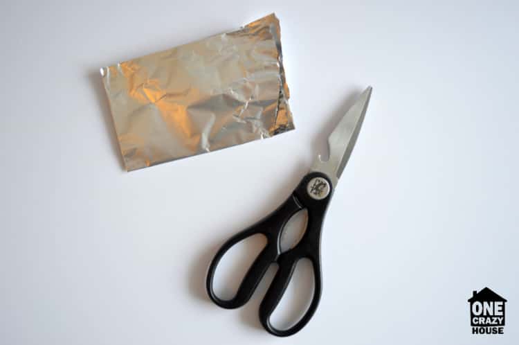 Aluminum Foil Hack - Sharpen Scissors