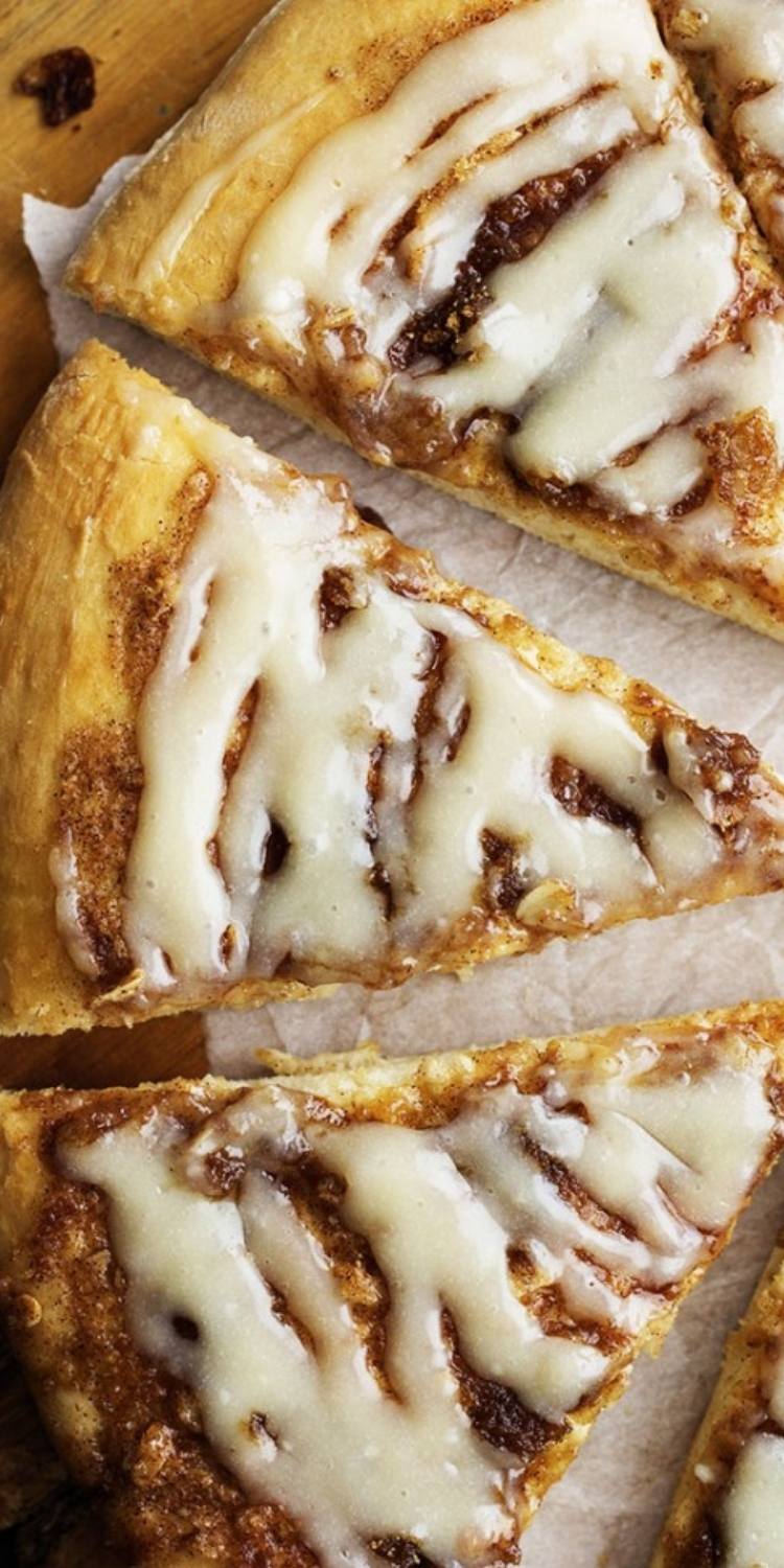 Tasty Cinnamon Roll dessert pizza. Unique and Unusual pizza toppings family fun night.