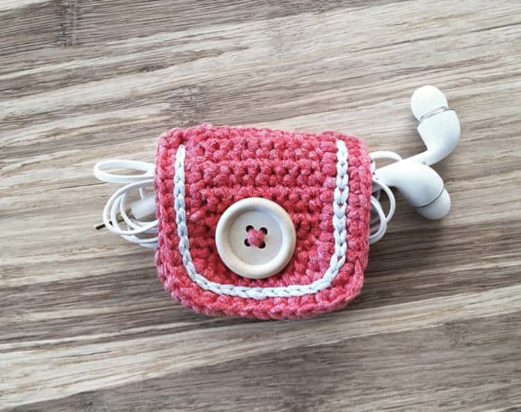 crocheted DIY earbuds holder
