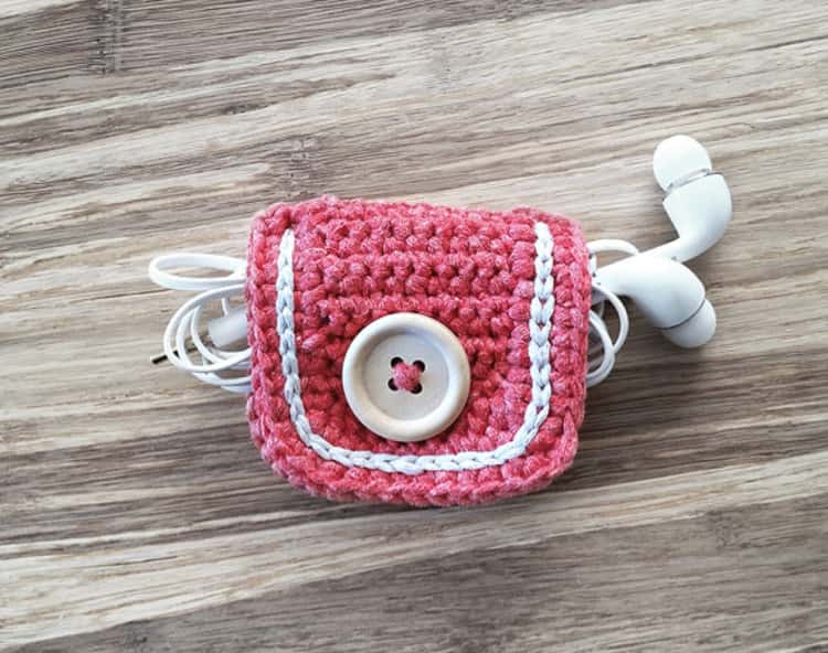 16 DIY Cases to Keep Your Earbuds Tangle Free