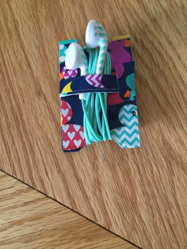 diy duct tape earbuds holder 