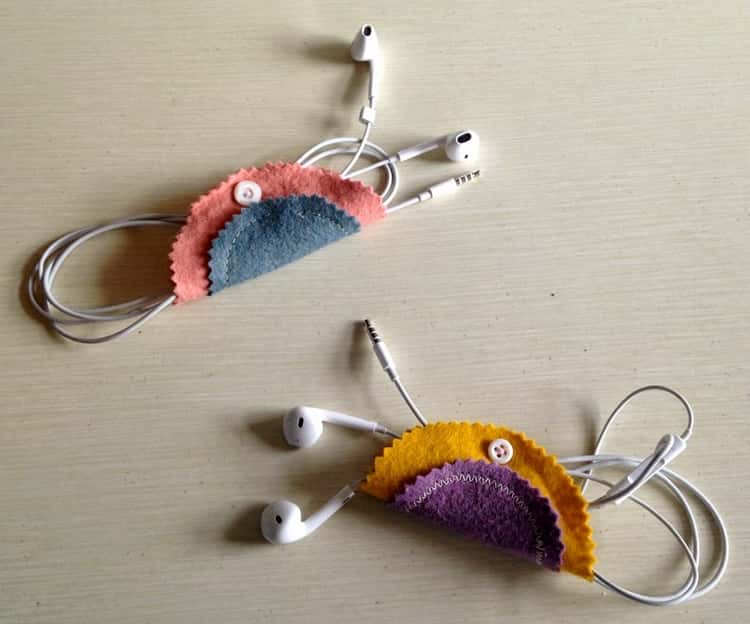 DIY stitched felt earbuds holder 