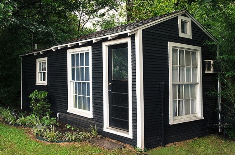 Makeover your old shed into a mini house for guests 