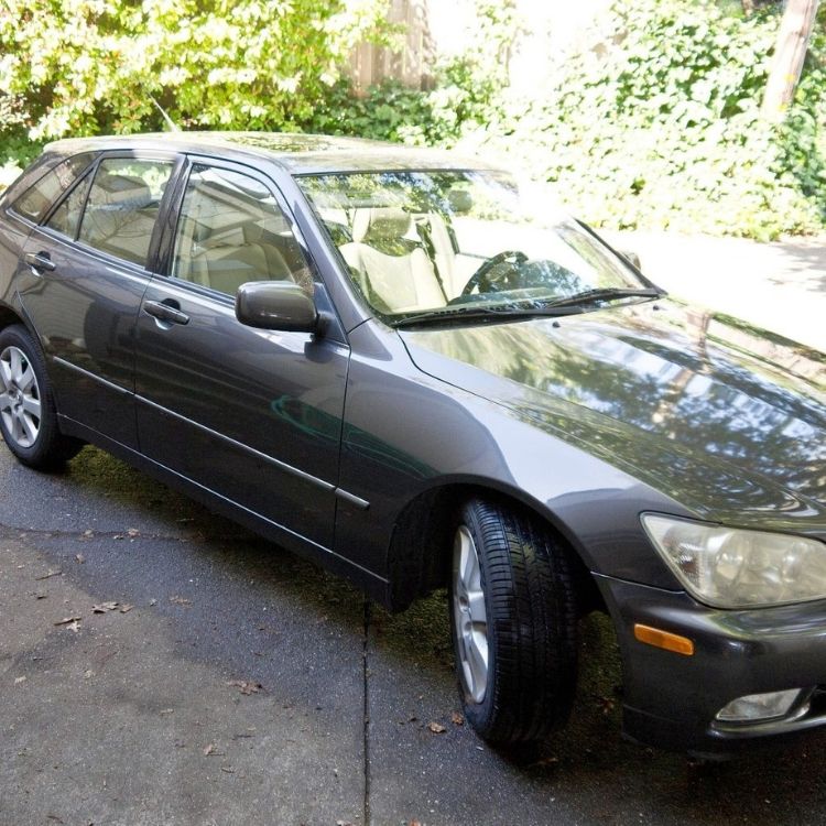 To make your car super shiny and give it a fresh look, wash it, then rub it down with hair conditioner. Rinse off to have a shiny new car look. 