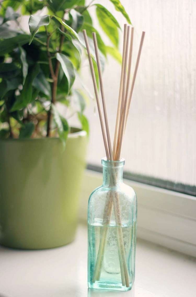 DIY-reed-diffuser in retro glass bottle