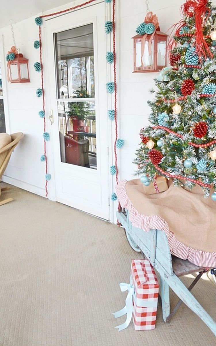 23 Front Porch Christmas Decorations That'll Impress 23 Front Porch Christmas Decorations That'Ll Impress