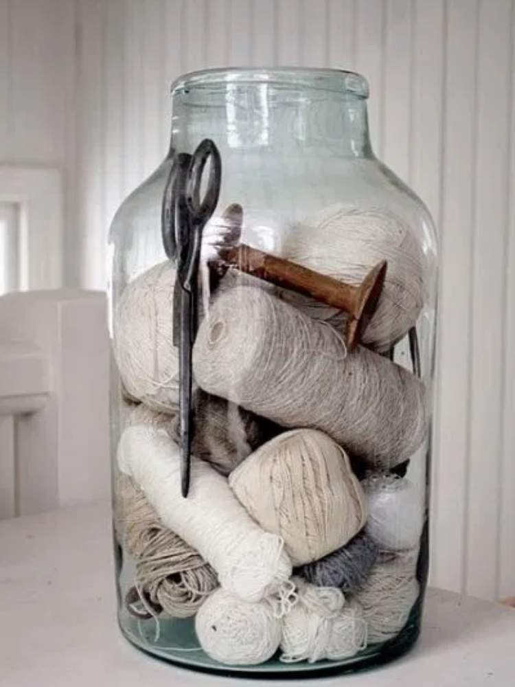 Picture of jar filled with spools of thread and scissors