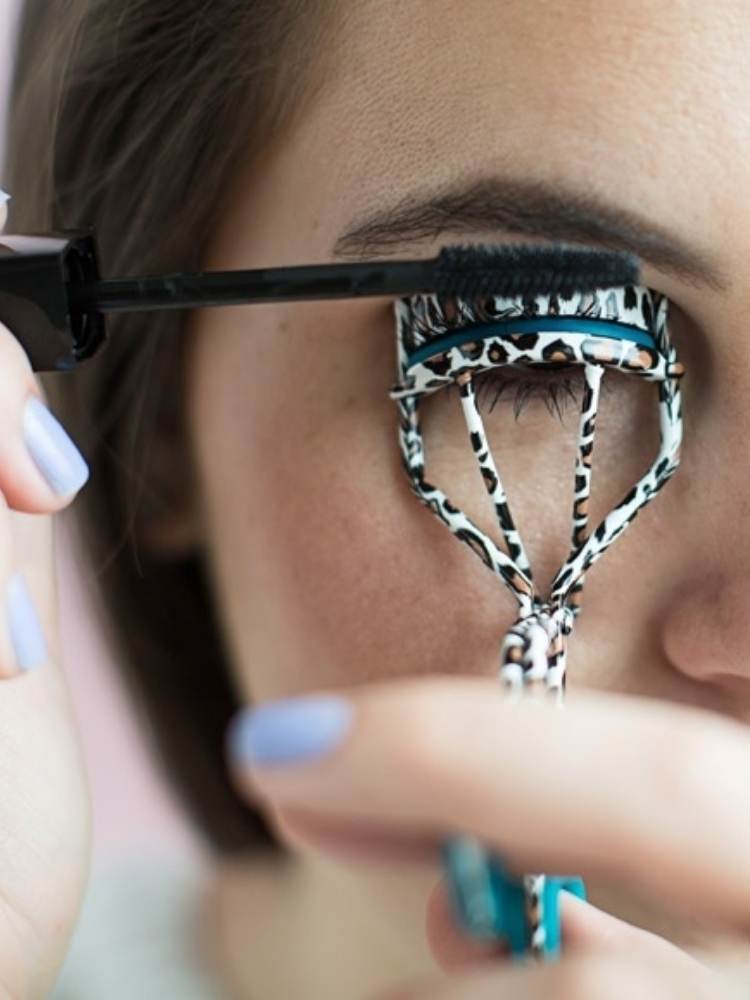 Picture of mascara curler being used