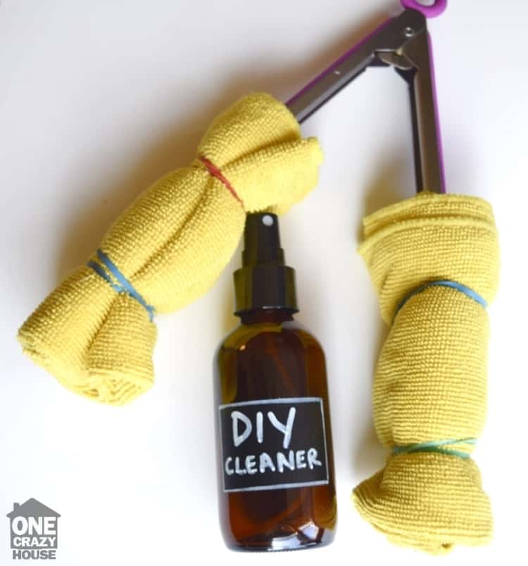 Window blinds cleaning with a DIY cleaning agent