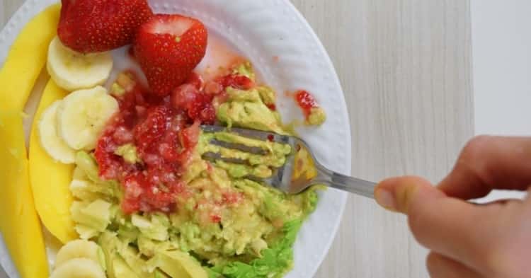 baby foods you can mash - plate of mashed and un-mashed fruits