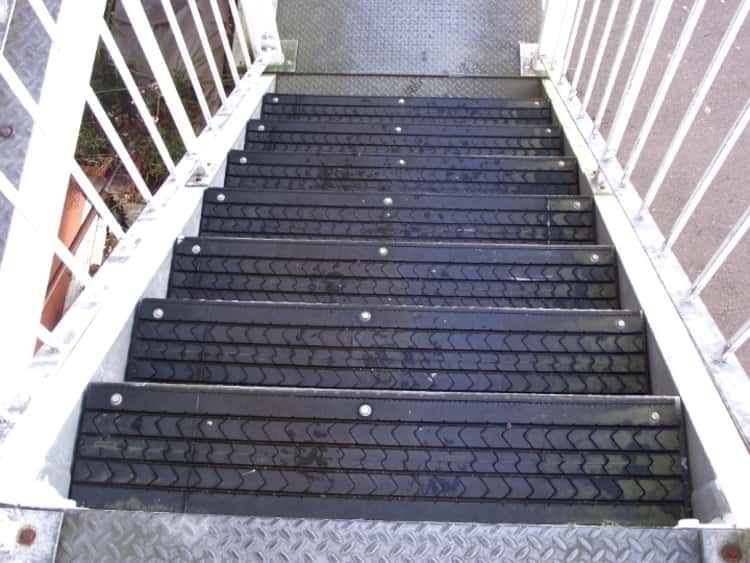 Clad your steps using old tires