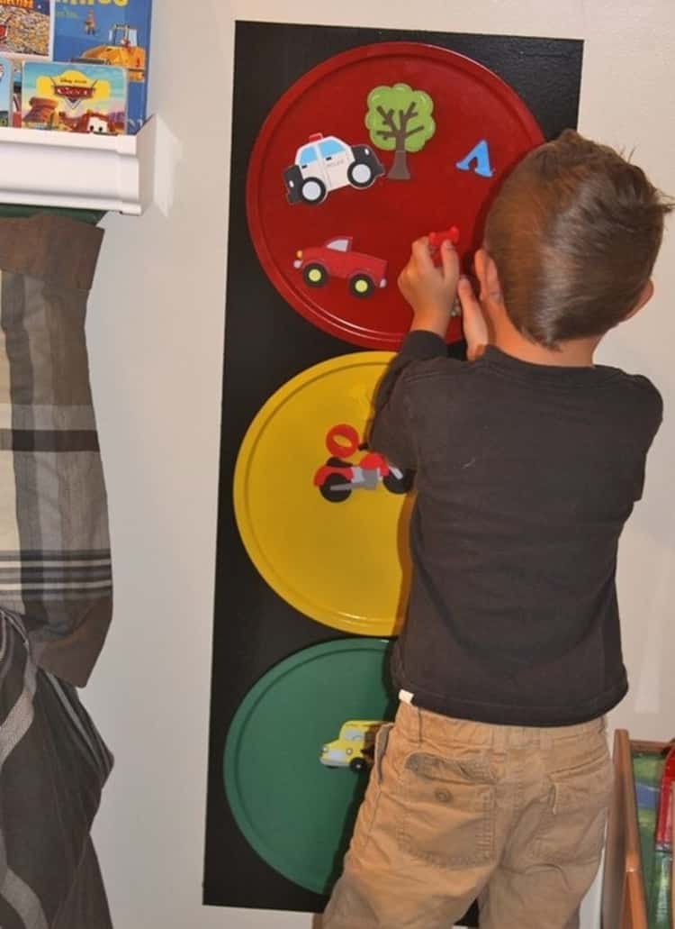 A cute and creative cookie sheet project to keep the kids busy - magnetic traffic lights! 