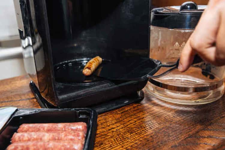 Grill a sausage on coffee maker