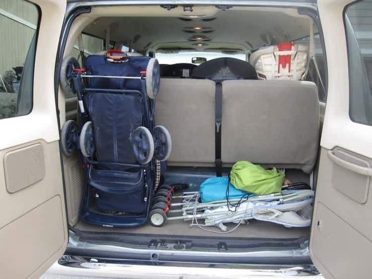 bungee cord uses - car trunk organized by using bungee cord to hold up the larger stroller