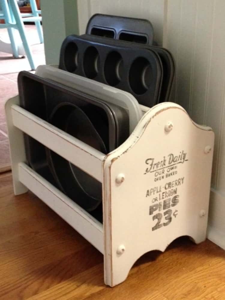 baking trays stored in a magazine holder 