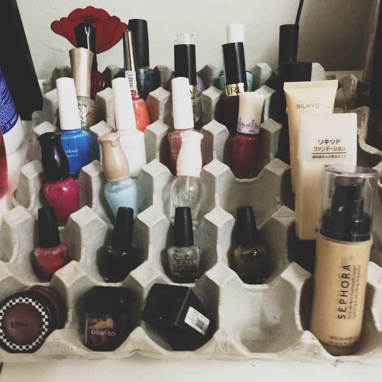 Egg carton as a neat nail polish organizer 