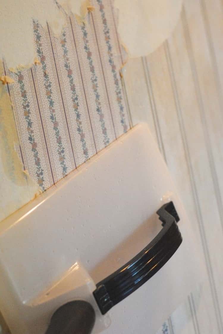 Use steam cleaner to peel off the wall paper