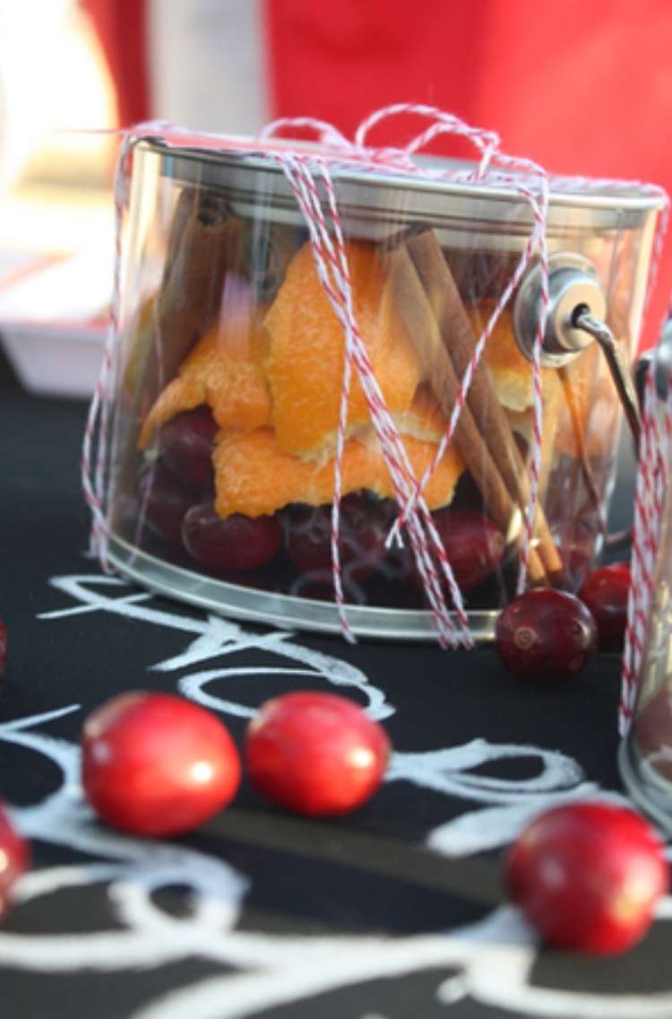 mason jar simmer pot with cinnamon, orange peel, and cranberries