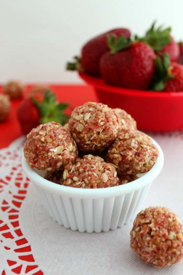 bowl of strawberry shortcake bites - great for a road trip snack!
