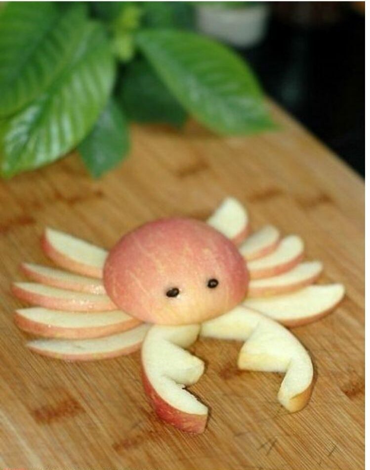 Use this happy way to serve fruit to your kids with a crab made of apples. 