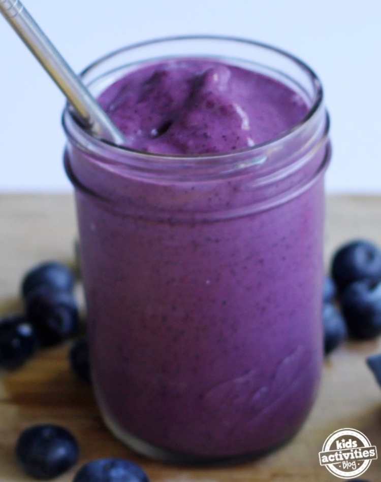 banana blueberry smoothie, fresh blueberries