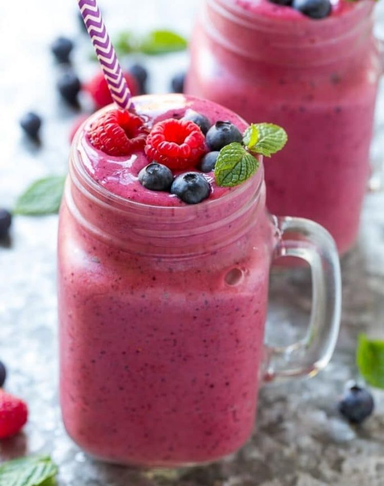 mixed berry smoothie, healthy smoothie for kids, fresh berry smoothie with mint