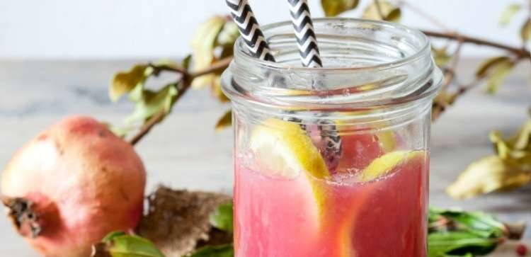 OneCrazyHouse 3 ingredient recipes mason jar with pmegranite lemonade with 2 straws