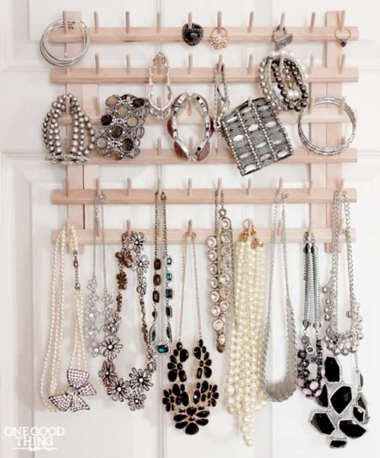 Wooden thread rack for accessories organization