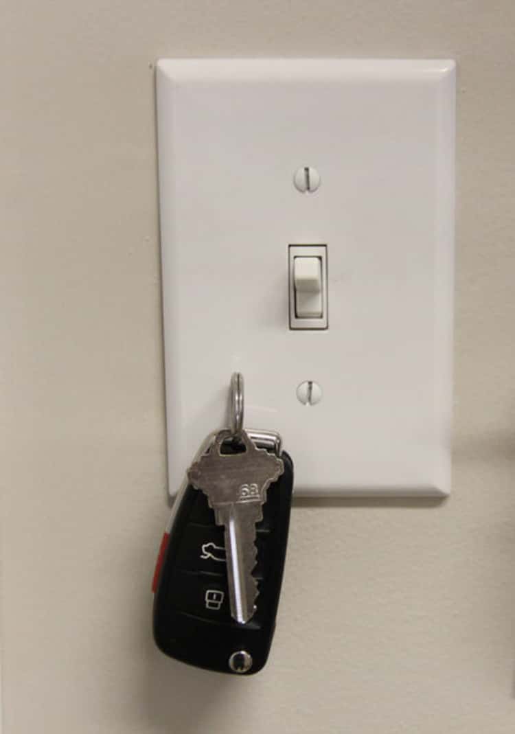 Magnetic hook for keys