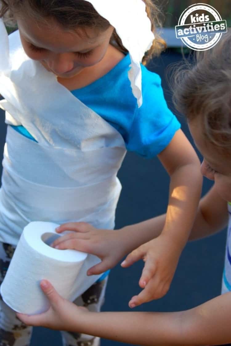 kid wrapping another in toilet paper in the Mummy halloween games